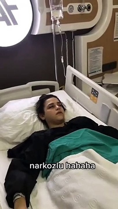 Narkozun Etkisiyle Doktora El Hareketi Çeken Kadın