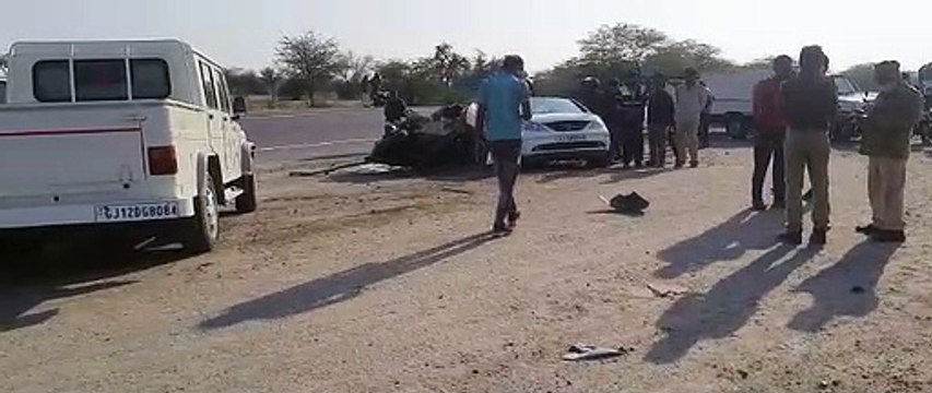 कार-ट्रेलर की भिड़ंत में तीन गंभीर घायल, कार के उड़े परखच्चे