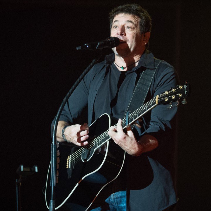 VOICI SOCIAL - INFO VOICI – Patrick Bruel en couple : pourquoi les parents de sa compagne de 27 ans étaient contre leur relation au départ