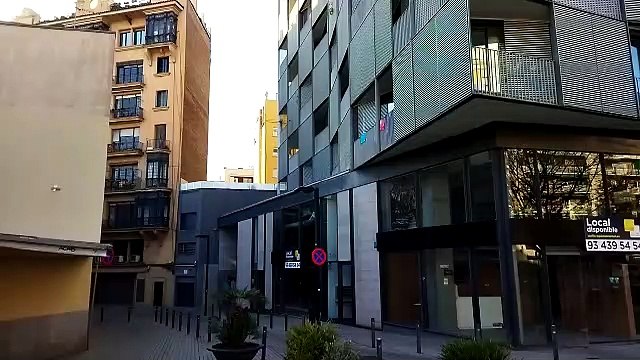 La fachada principal de la biblioteca Jaume Fuster, sin grafitis