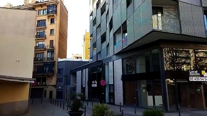 La fachada principal de la biblioteca Jaume Fuster, sin grafitis