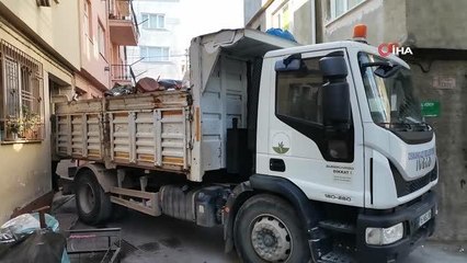 Kötü kokuların yayıldığı evden 3 kamyon çöp çıktı