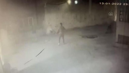 Son dakika haberi | Yangında üçüncü kattan atlayan kişinin görüntüleri güvenlik kamerasına yansıdı