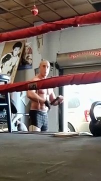 Un boxeur amateur chauffe un peu trop son adversaire... Match terminé en un coup