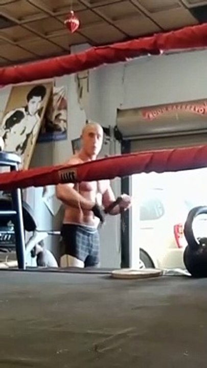 Un boxeur amateur chauffe un peu trop son adversaire... Match terminé en un coup