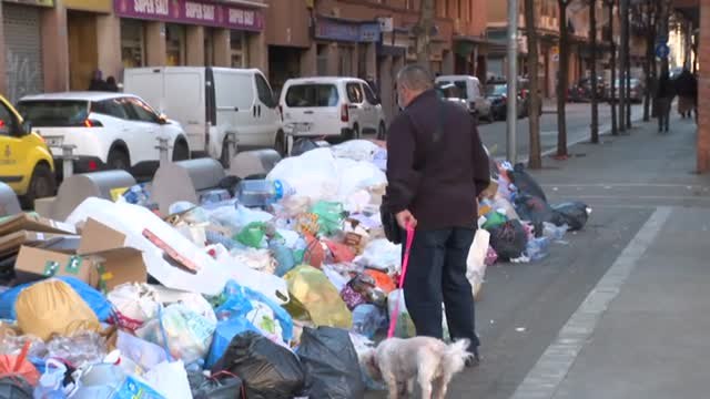 El Ayuntamiento de Salt da 24 horas a la empresa para que retire la basura acumulada en sus calles