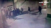 Fatih'te korku dolu anlar: Bina alev topuna döndü! Mahsur kalan kişi, pencereden atladı