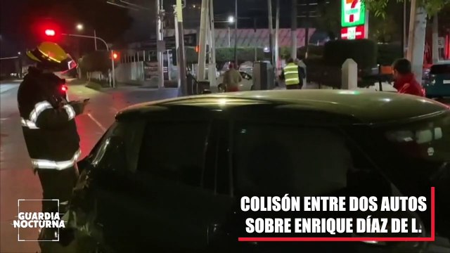 Aparatoso percance vial entre dos vehículos particulares sobre avenida Juárez y Enrique Diaz de León