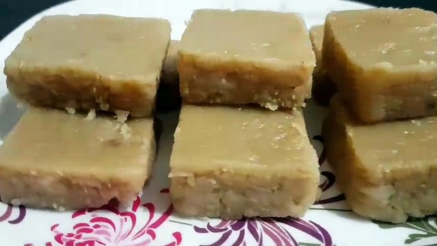 केवल दूध से बनाए बहुत ही स्वादिष्ट मिठाई I दूध से बर्फी बनाने की विधि I Doodh ki Mithai I Milk Burfi by Safina Kitchen