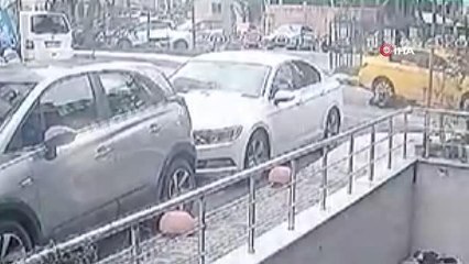 Beylikdüzü'nde taksicinin motosiklet sürücüsüne çarptığı anlar kamerada