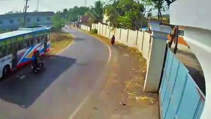 Un scootériste évite brillamment un accident avec un bus puis un arbre !