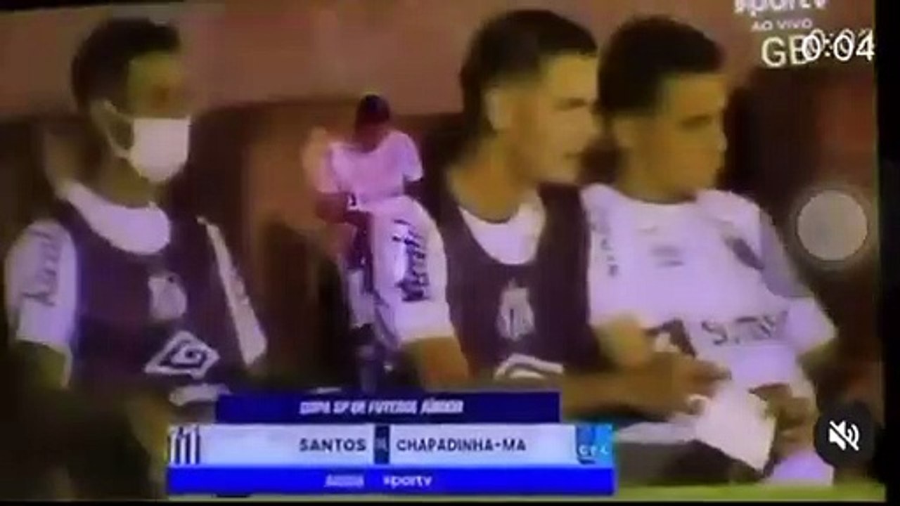 Câmara capta o exato momento em que jogador "se liberta" e deixa companheiros no banco em total sofrimento