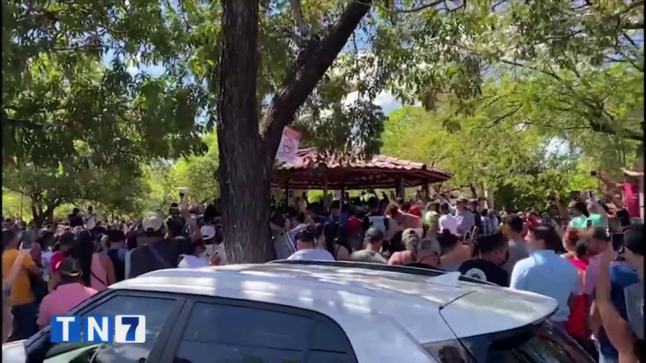 tn7-personas-se-aglomeraron-en-fiestas-tipicas-de-santa-cruz-140122