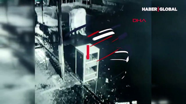 Görüntüler şaşkına çevirdi! Üzerine çuval geçirerek hırsızlık yaptı
