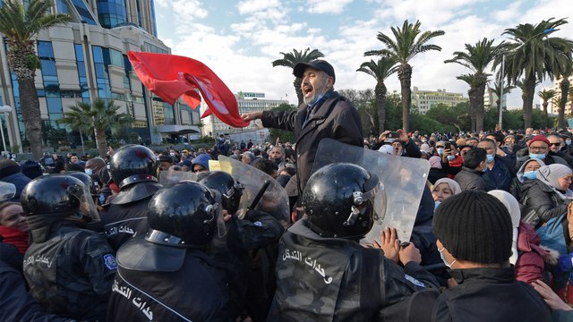 ما وراء الخبر- مظاهرات في الذكرى 11 للثورة.. الأزمة التونسية إلى أين؟