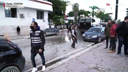 بدون تعليق: الشرطة التونسية تستخدم خراطيم المياه لتفريق محتجين ضد الرئيس سعيد