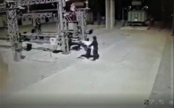 TRAFO MERKEZİNE KABLO HIRSIZLIĞI İÇİN GİRDİ; AKIMA KAPILARAK AĞIR YARALANDI