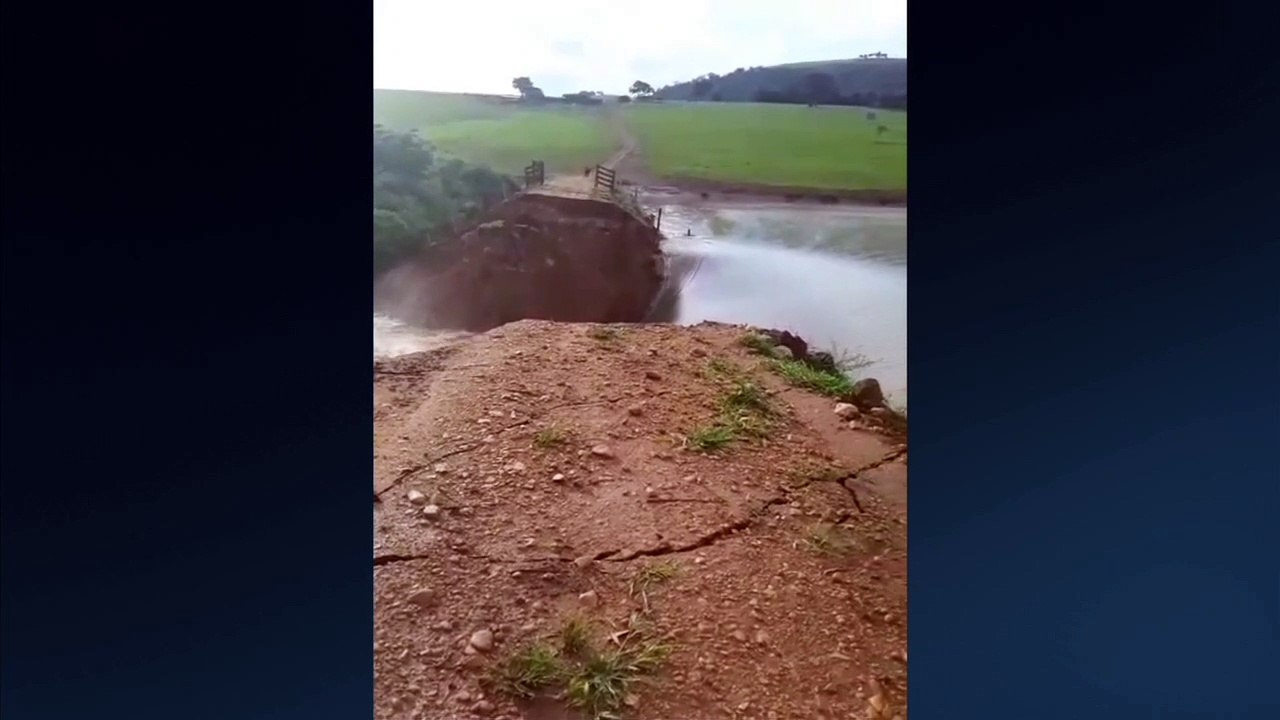 Uma barragem de água se rompeu na cidade de Ouro Fino, no sul de Minas Gerais, devido as fortes chuvas que atingem a região. Segundo informações dos bombeiros, o rompimento aconteceu na estrada do Aeroporto da cidade no final da manhã de hoje.