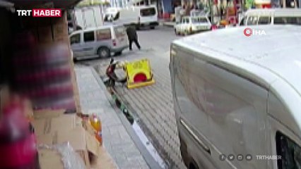 Geri geri gelen araç yayaya çarptı