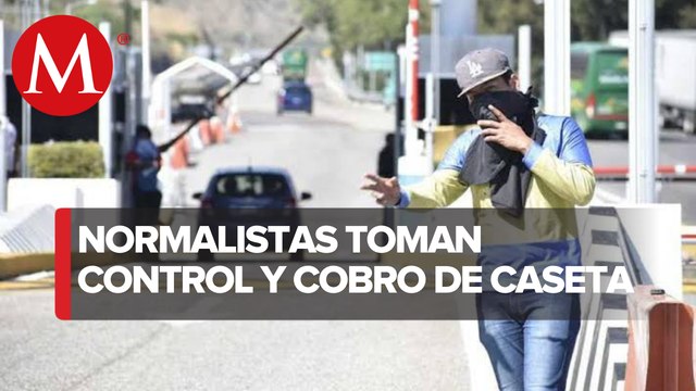 Normalistas bloquean autopista del sol en Guerrero