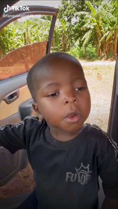 Clip bé trai châu Phi hát ca khúc Việt Nam: Phát âm cực chuẩn, hát nhầm bài nhưng đáng yêu