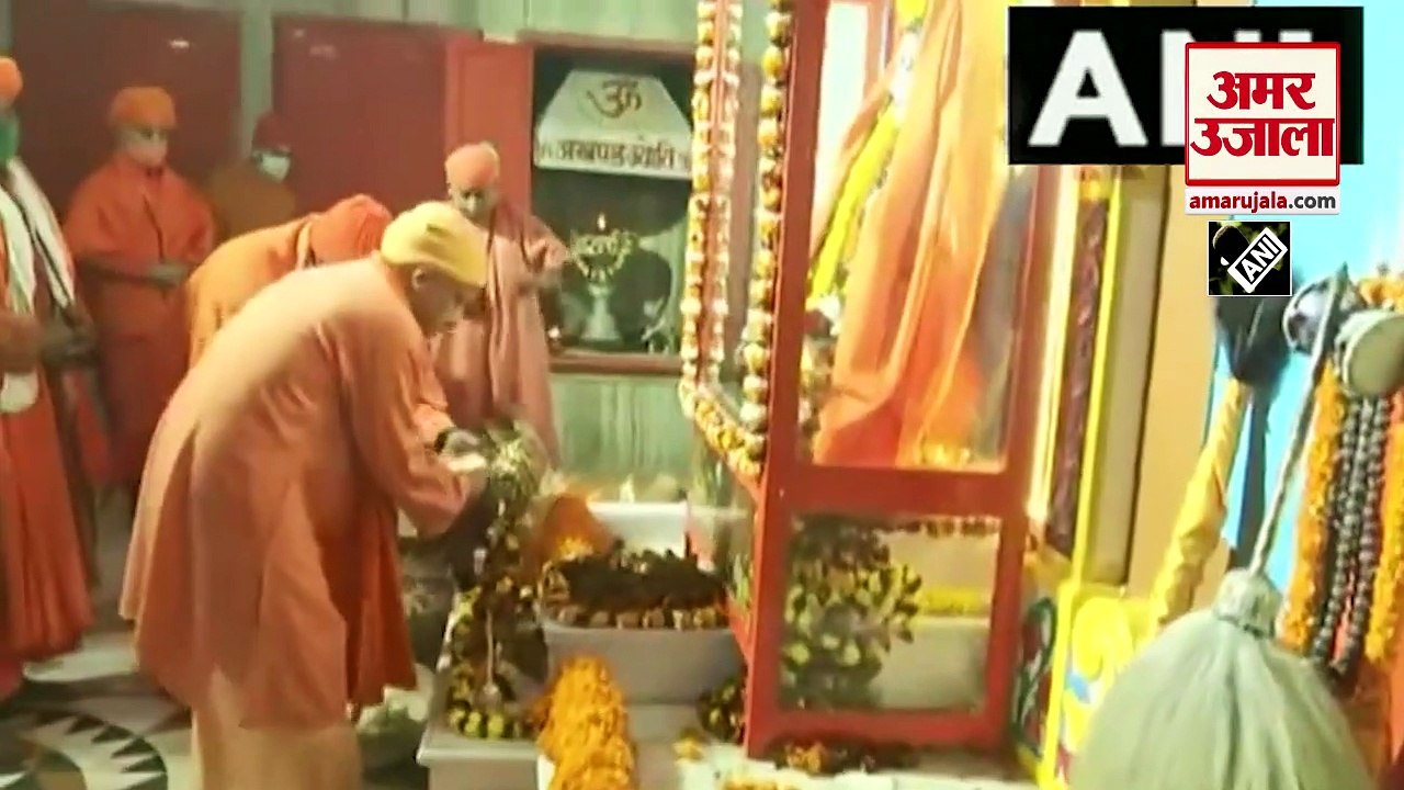 Makar Sankranti | श्रद्धालुओं ने लगाई आस्था की डुबकी, सीएम योगी ने गोरखनाथ मंदिर में चढ़ाई खिचड़ी