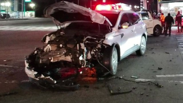 신호위반 승용차, 충돌사고 후 상점 돌진...운전자 부상 / YTN