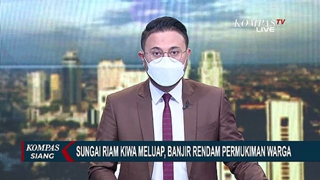 Banjir Akibat Luapan Sungai Riam Kiwa, Warga Tembus Banjir dengan Rakit Batang Pohon Pisang