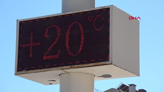 MARMARİS'TE GÜNEŞLİ HAVAYI GÖRENLER SAHİLE KOŞTU