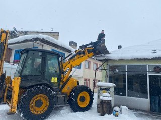 KARLIOVA'DA İTFAİYENİN KAR VE BUZ MESAİSİ