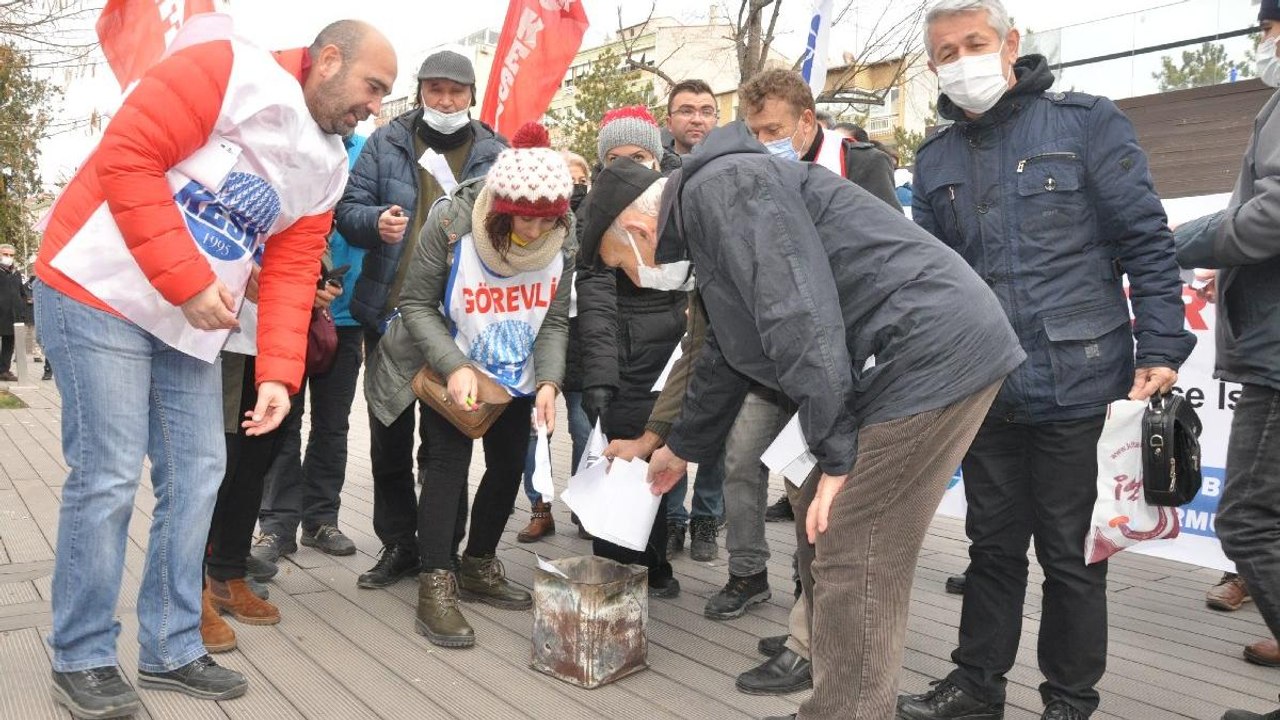'Geçinemiyoruz' diyen emekçiler bordro yaktı