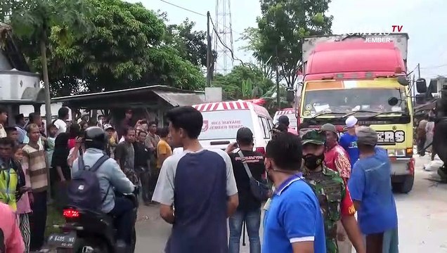 Rem Blong, Truk Gandeng Seruduk 2 Mobil dan Toko, 3 Orang Terluka