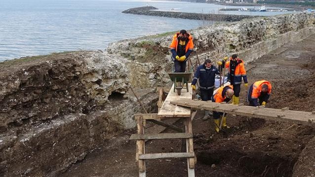 Trabzon'da kazı yapan Türk arkeologların kazmasına, kafatası olmayan iskelet takıldı