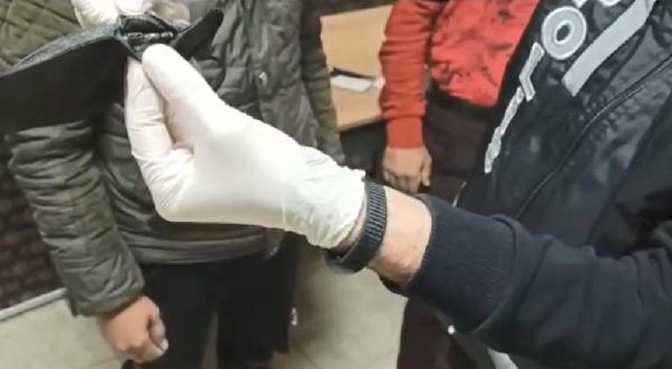 Ehliyet sınavında kopya çekmek için maskelerine kamera yerleştirmişler