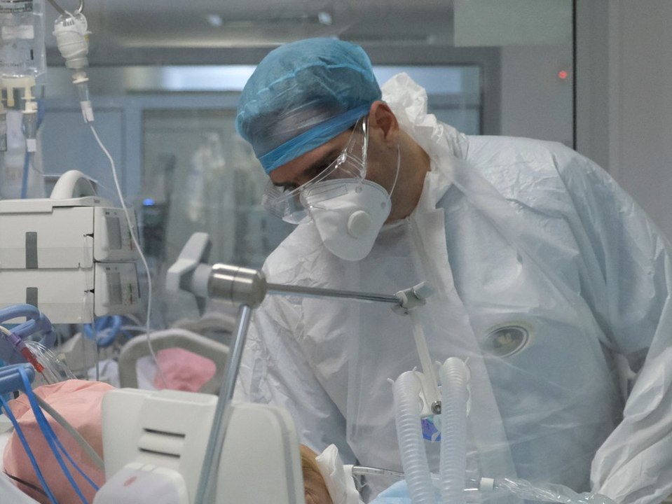 Intensivmediziner warnt: 'Omikron-Welle verläuft nicht mild'