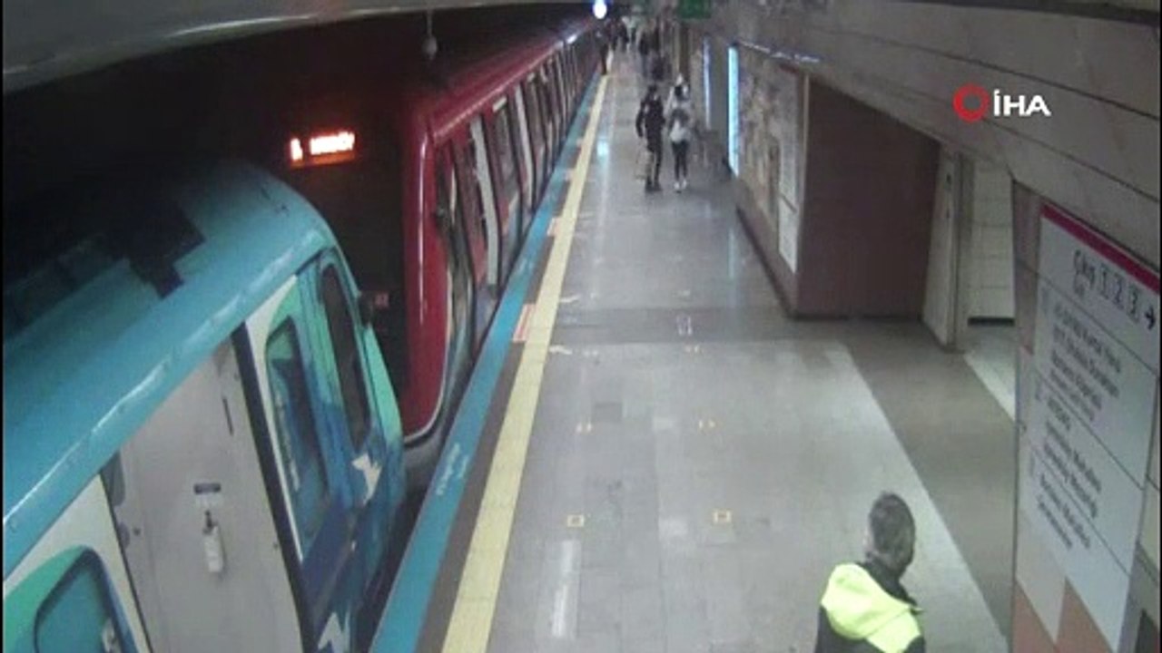 Metrodaki bıçaklı saldırıya ilişkin yeni görüntüler ortaya çıktı