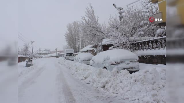 Kar kalınlığı 50 santimi geçti, ilçede hayat durma noktasına geldi