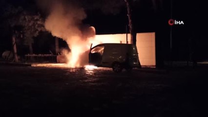 Park halindeki araç alev alev yandı