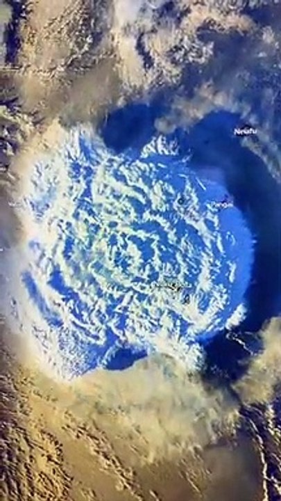 கருப்பாக மாறிய வானம்.. டோங்காவில் சுனாமி ஏற்படும் முன்.. கடலில் என்ன நடந்தது தெரியுமா? பரபர வீடியோ