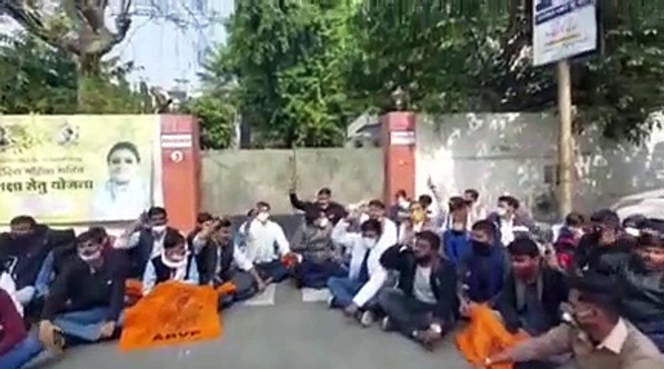 महिला बाल विकास मंत्री के घर के बाहर धरने पर परिषद कार्यकर्ता