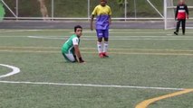 Un joven sin piernas se convierte en la estrella de su club de fútbol en Colombia