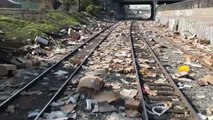 Miles de paquetes descansan sobre las vías del tren en Los Ángeles tras el asalto de ladrones