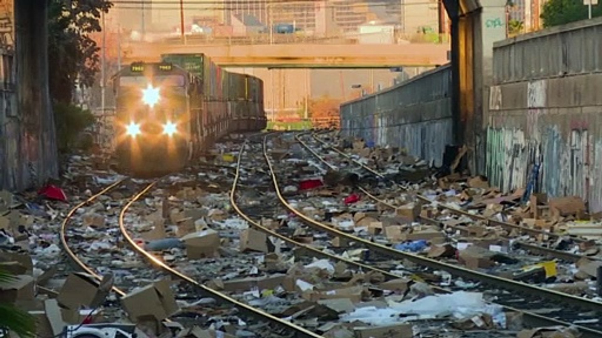Los Angeles : des trains de marchandises pillés, des milliers de colis  envolés - Vidéo Dailymotion