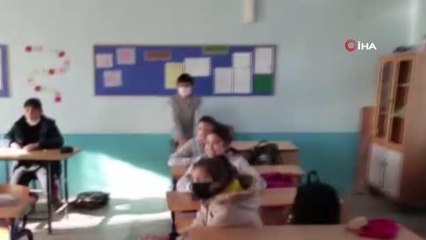 Üniversiteli öğrencilerinde ortaokul öğrencilerine duygulandıran bağış