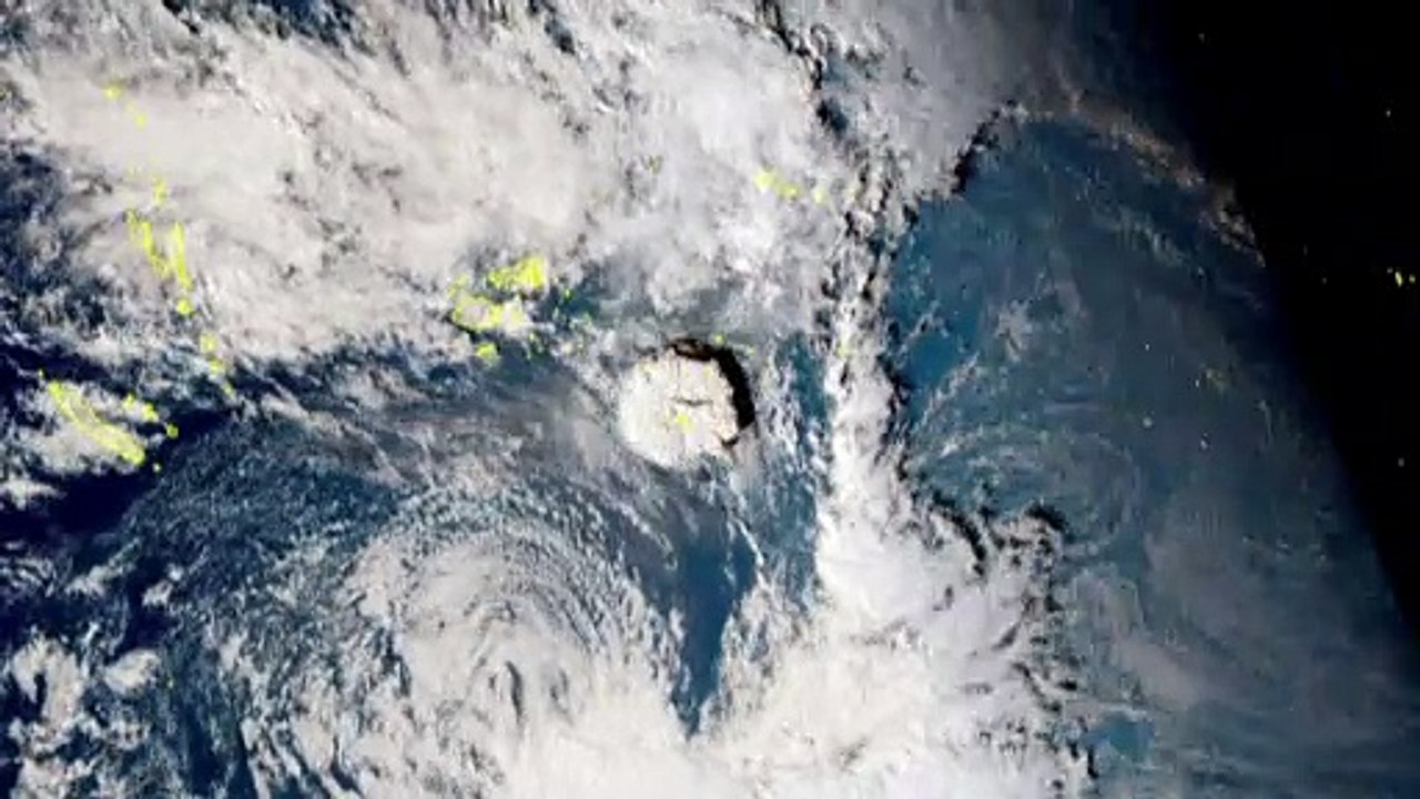 Allerta tsunami nel Sud Pacifico, dopo l'eruzione di un vulcano sottomarino a Tonga