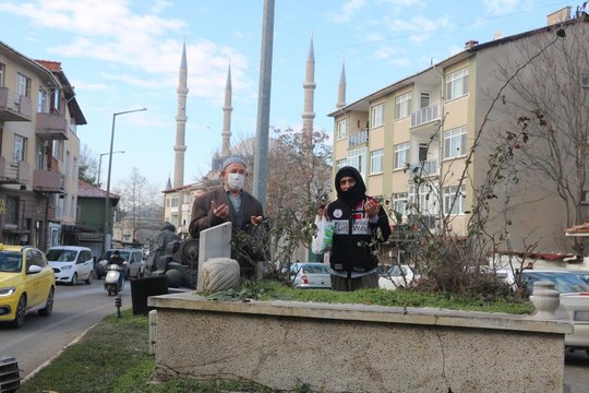 Edirne’de şaşırtan görüntü, cadde ortasındaki mezarlar dikkat çekiyor