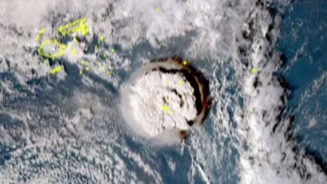Les images aériennes de l'éruption d'un volcan sous-marin, qui a provoqué un tsunami aux îles Tonga