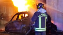 Catanzaro - In fiamme auto in sosta, fiamme si propagano a contatore gas di un edificio (15.01.22)