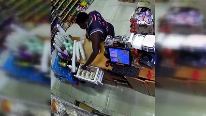 Böyle hırsızlık görülmedi! Kaşık isteme bahanesiyle paraları çaldı