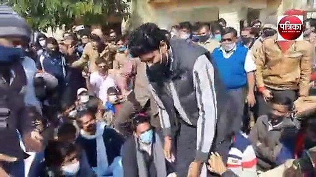VIDEO : संविदाकर्मी लाइनमैन की मौत के बाद गुस्साए ग्रामीणों का धरना-प्रदर्शन, एइएन व लाइनमैन निलंबित